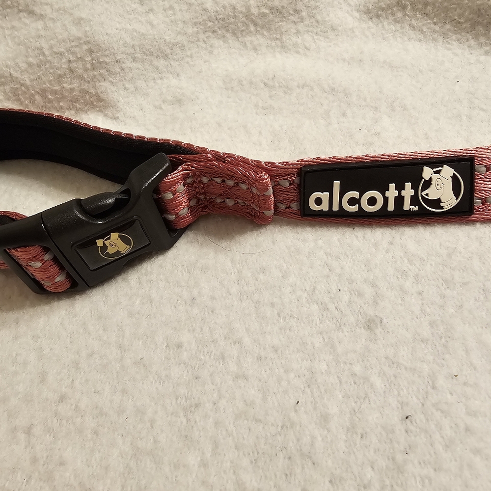 Alcott Adventure Weekender Leash in Red - Picture 2 of 4